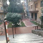 Appartamento per 4 in via Tiburtina, Wi-Fi, Metro B e bus per il centro e la Sapienza